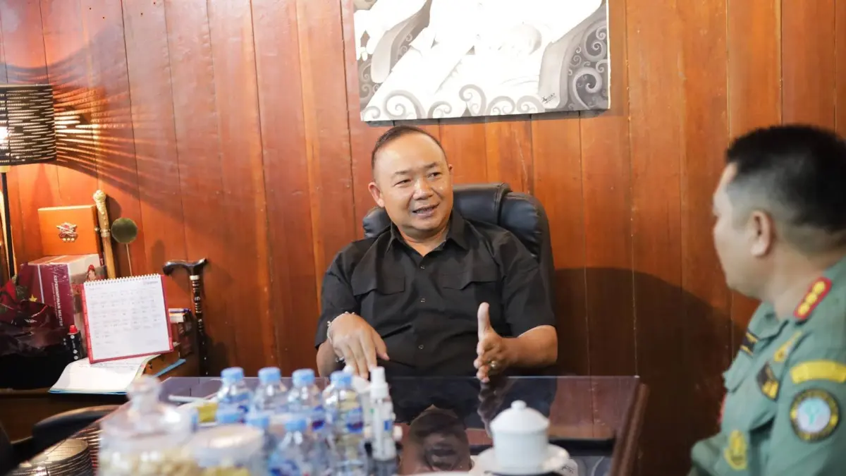 Bupati Ketapang, Alexander Wilyo, berdiskusi dengan Kepala UPT KPH Wilayah Ketapang Utara, Ya