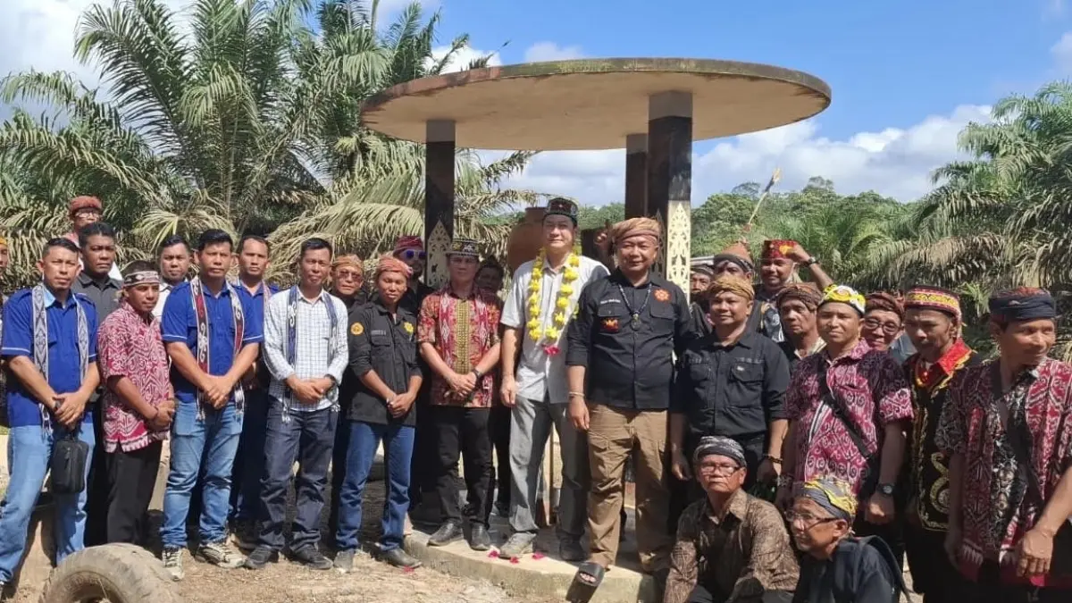 Bupati Ketapang, Alexander Wilyo, memimpin ritual pembukaan portal di Simpang Empat Penyarang, Kecamatan Jelai Hulu, Rabu (3/6). (ISTIMEWA)