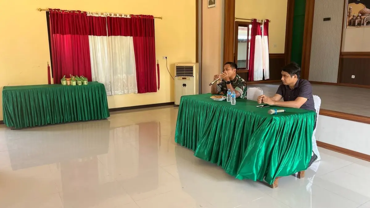 Dandim 1204/Sanggau Letkol Inf Nurrachman Gindha Dradhizya didampingi Pasi Intel Kapten Inf Fian saat diskusi coffee morning bersama wartawan Sanggau dan Sekadau, Jumat (5/6).