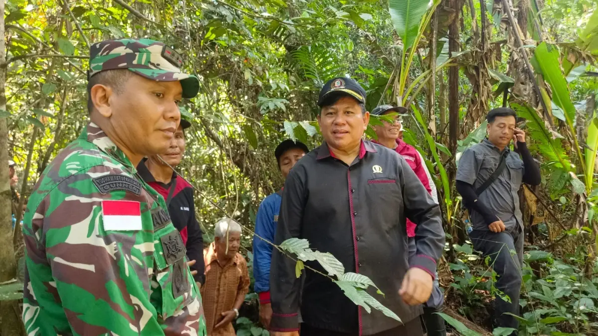 Dandim Putussibau dan Ketua DPRD Kapuas Hulu saat melakukan survei lokasi TMMD di Desa Lauk.  (ISTIMEWA)