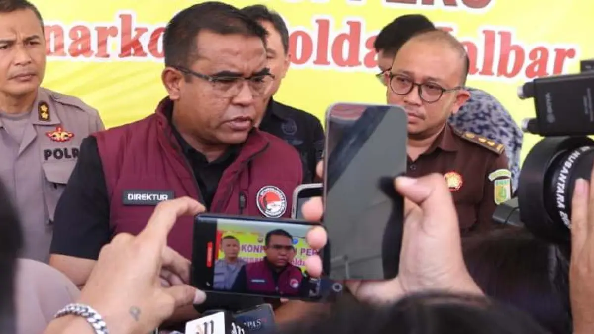 Direktur Reserse Narkoba Polda Kalbar, Kombes Pol Deddy Supriadi memberikan keterangan kepada awak media usai konferensi pers pengungkapan kasus dan pemusnahan barang bukti narkotika, Kamis (4/6). (ISTIMEWA)