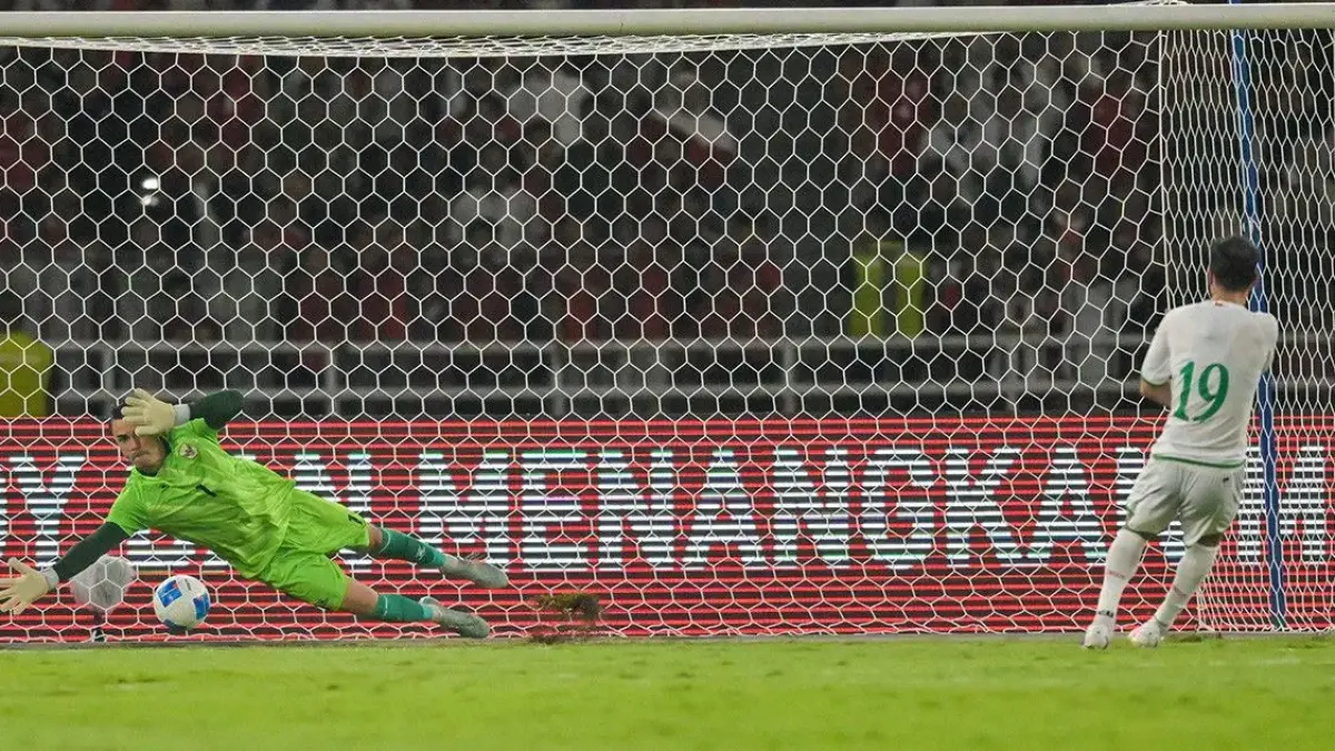 Emil Audero menggagalkan penalti Oman dan membantu Indonesia menang 3-0 di SUGBK. (ANTARA)