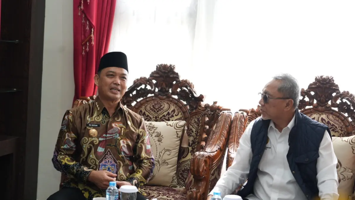 Gubernur Kalbar Ria Norsan saat menyambut kedatangan Menko Pangan Zulkifli Hasan. (ADPIM PEMPROV KALBAR)