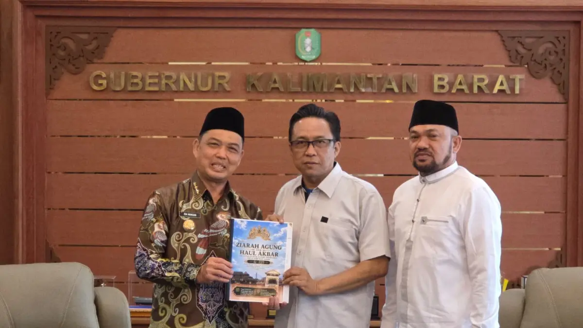 Gubernur Kalimantan Barat Ria Norsan berfoto dengan Syarif Iwan Taruna Alkadrie yang merupakan bagian dari kepanitiaan pelaksanaan Haul Akbar dan Ziarah Agung. (Adpim Pemprov Kalbar)