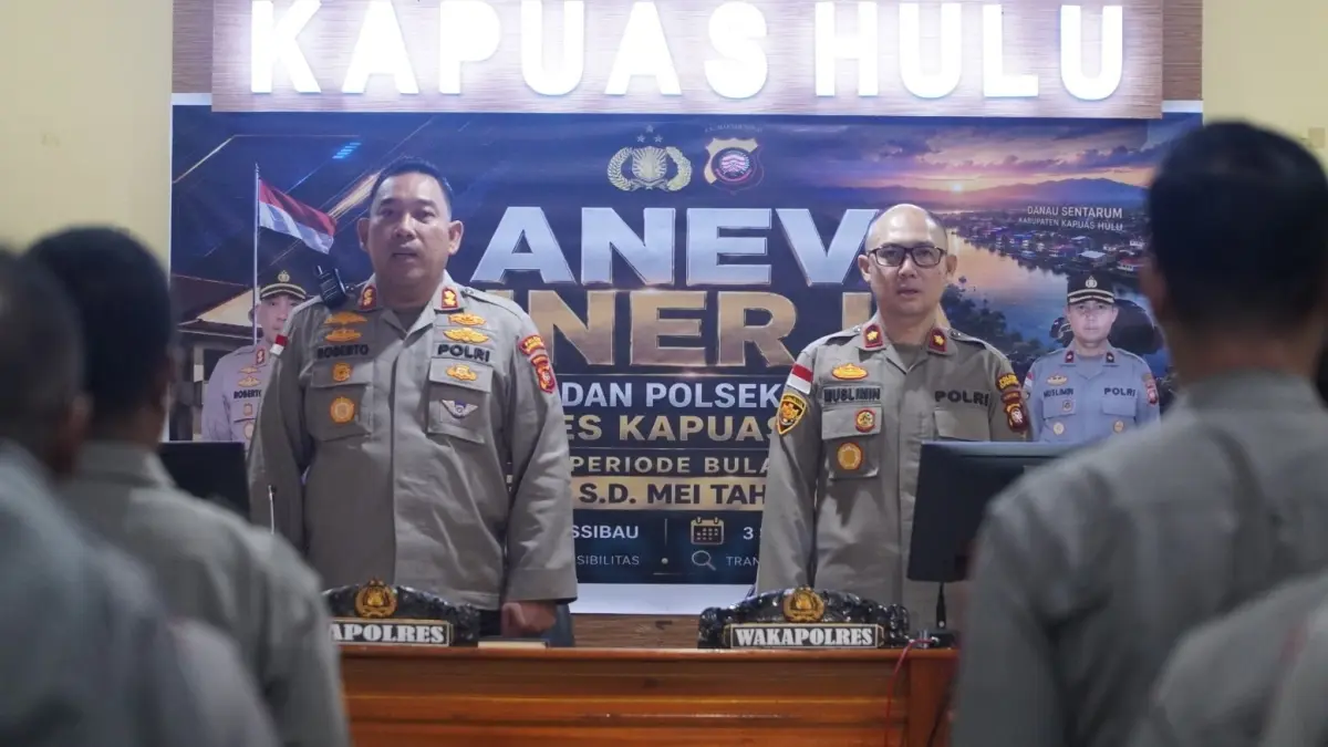 Kapolres Kapuas Hulu AKBP Roberto didampingi Wakapolres Kapuas Hulu Kompol Muslimin saat memimpin kegiatan Anev Kapolsek se Kapuas Hulu. (ISTIMEWA)