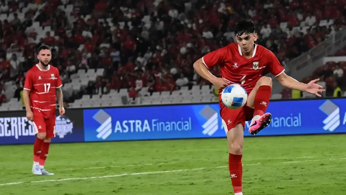 Mathew Baker menjalani debut bersama Timnas Indonesia pada usia 17 tahun 23 hari saat melawan Oman. (ANTARA FOTO/Aditya Pradana Putra)