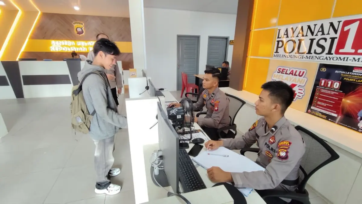 Personel Polres Landak melayani aduan dari masyarakat lewat layanan darurat kepolisian 110 beberapa waktu lalu. (HUMAS POLRES LANDAK)