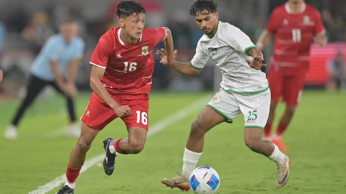 Pesepak bola Timnas Indonesia Dony Tri Pamungkas berebut bola dengan pesepak bola Timnas Oman Hussain Said Alshahri . (ANTARA FOTO/Aditya Pradana Putra)