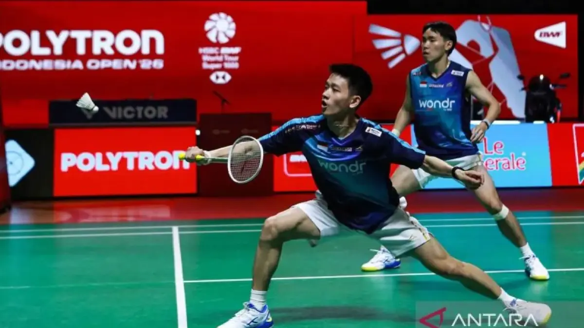 Raymond/Joaquin berebut tiket final Indonesia Open 2026 dalam duel sesama wakil Indonesia di semifinal melawan Sabar/Reza, Sabtu (6/6). (Antara)