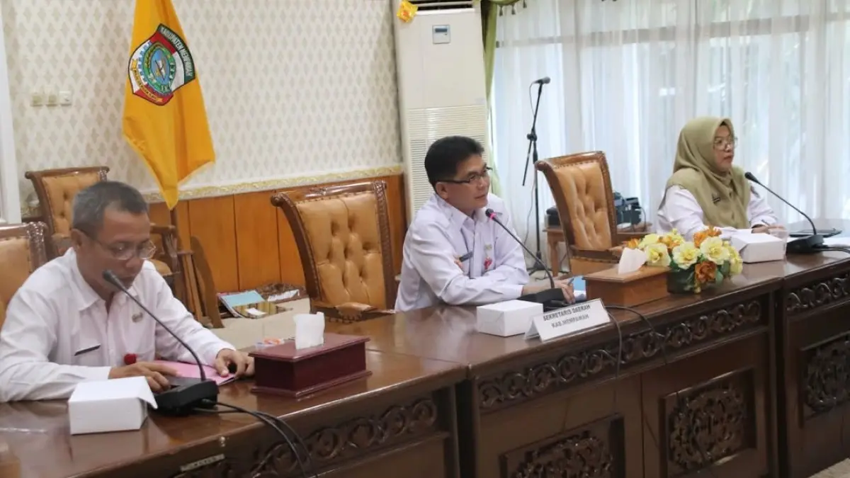Sekda Abdul Malik saat memimpin rapat koordinasi evalusai program KDMP di Kantor Bupati Mempawah.