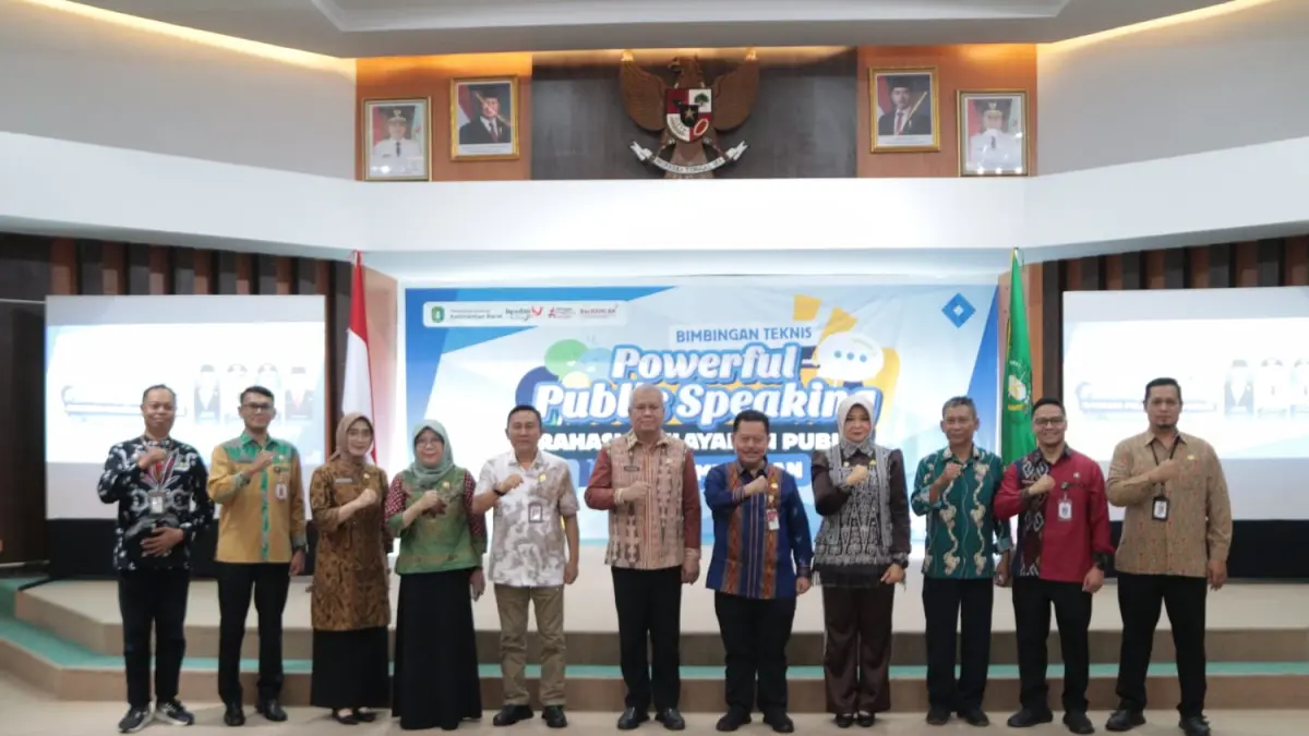 Sekda Kalbar, Harisson bersama Kepala BPSDM Kemendagri, Sugeng Hariyono, Kepala BPSDM Kalbar, Windy Prihastari, serta peserta Bimtek Powerful Public Speaking berfoto bersama usai pembukaan kegiatan, Kamis (4/6). (ISTIMEWA)