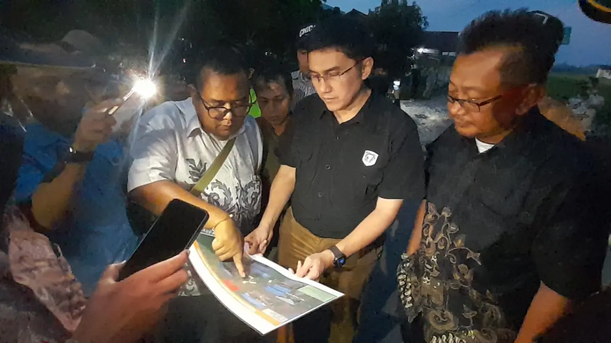 Stafsus Menko AHY, Herzaky bersama pihak terkait saat melihat peta ketika memantau kondisi jalan rusak di ruas Desa Serindang - Bukit Segoler Kecamatan Tebas, Jumat sore hingga malam.