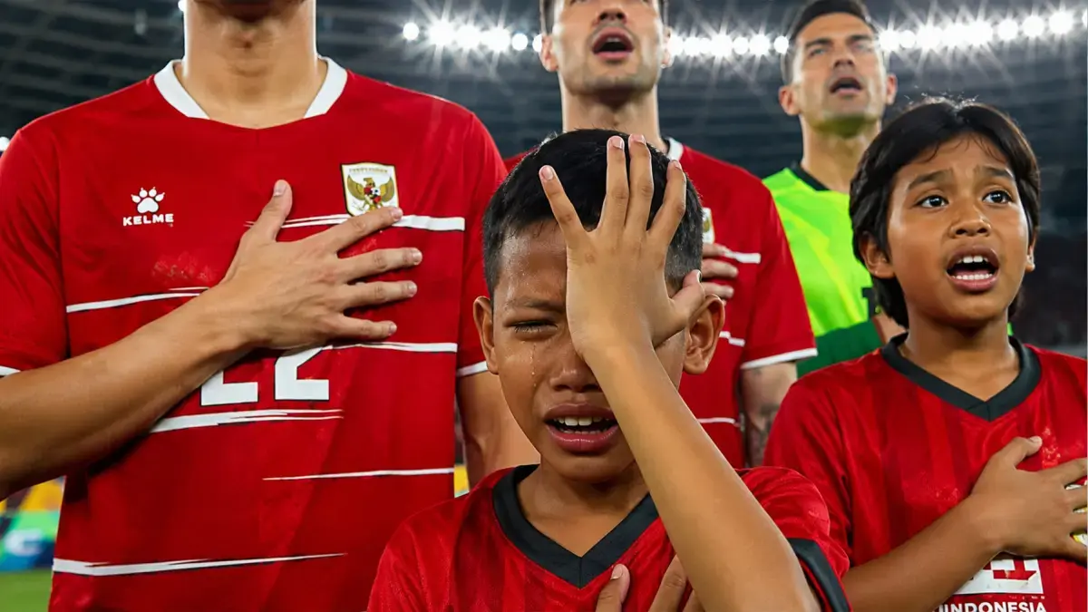 Syailendra Ahmad Budiyanto menangis di tengah lagu Indonesia Raya bersama Nathan Tjoe-A-On dalam laga Timnas Indonesia vs Oman di SUGBK Jakarta pada Jumat (5/6). (DOK JAWA POS)