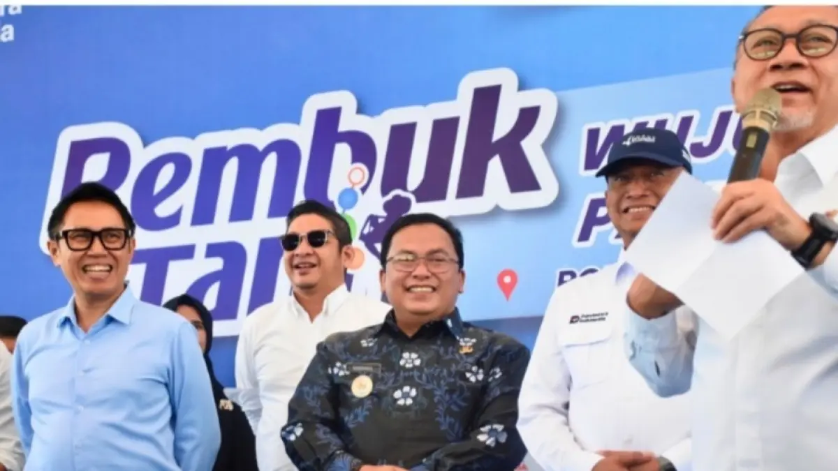 Wabup Kubu Raya, Sukiryanto mendampingi Menteri Koordinator Bidang Pangan, Zulkifli Hasan, dalam kegiatan Rembuk Tani di Poktan Sungai Raya, Kecamatan Sungai Raya, Jumat (5/6).  (ISTIMEWA)