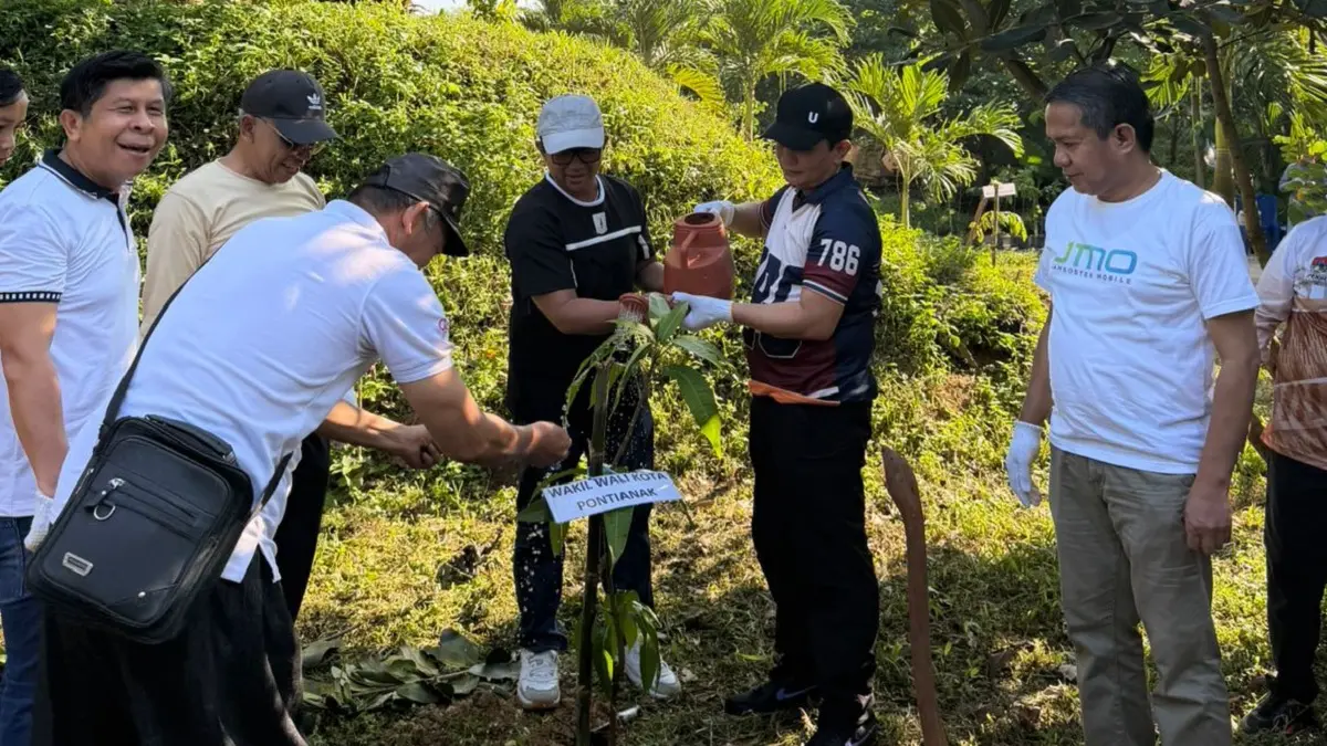 Wakil Wali Kota Pontianak Bahasan bersama sejumlah pihak melakukan penanaman pohon dalam kegiatan Hari Lingkungan Hidup di TPA Batulayang, Sabtu (6/6/2026).