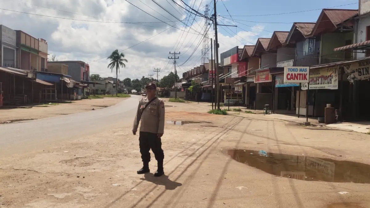 SEPI: Jalan dan pusat aktivitas masyarakat Mempawah Hulu terlihat sunyi selama pelaksanaan Balala Pantang Nagari di sejumlah wilayah Kabupaten Landak. Tradisi yang kerap disebut mirip Nyepi ini mencerminkan kuatnya kepatuhan warga terhadap aturan adat.