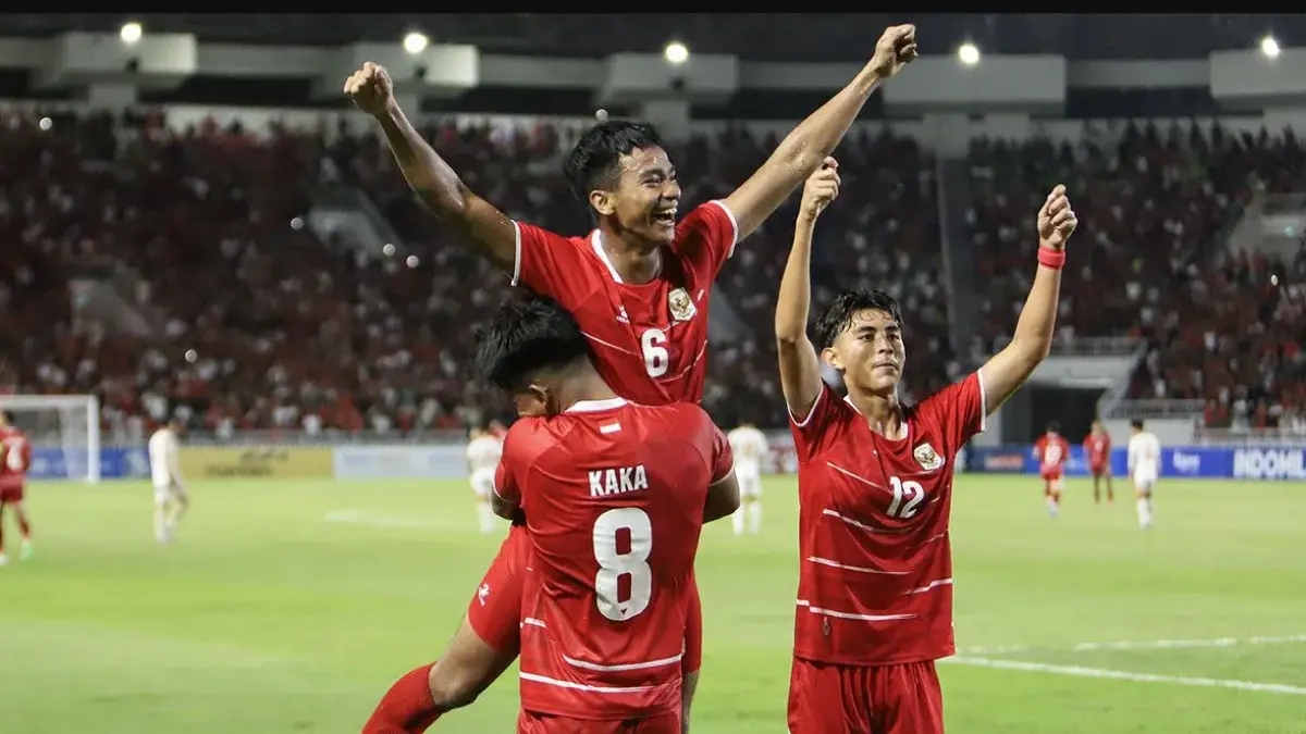 SELEBRASI KEMENANGAN: Gelandang Timnas Indonesia U-19 Evandra Florasta (nomor punggung 6) merayakan gol penaltinya pada masa injury time yang memastikan kemenangan 2-1 atas Vietnam pada laga terakhir Grup A Piala AFF U-19 2026 di Stadion Utama Sumatera Utara, Deli Serdang, Minggu (7/6/2026). Gol tersebut mengantar Garuda Muda lolos ke semifinal sebagai juara grup. (YUDI MANAR/ANTARA FOTO)