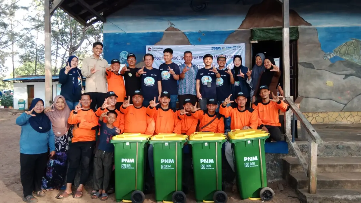 BANTUAN – PNM dan BRINS menyerahkan bantuan berupa perbaikan jalan, pembangunan gapura, bak sampah, serta atribut bagi penjaga pantai untuk mendukung pengembangan Pantai Tanjung Api sebagai kawasan ekowisata konservasi.