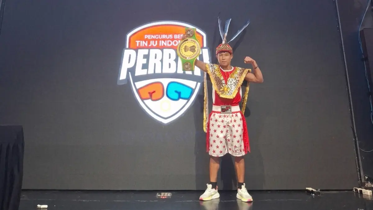 Cristian Omang More mengangkat sabuk juara BySon Boxing Event usai menumbangkan petinju DKI Jakarta melalui kemenangan TKO di Jakarta, Sabtu (6/6). (MEIDY/PONTIANAK POST)