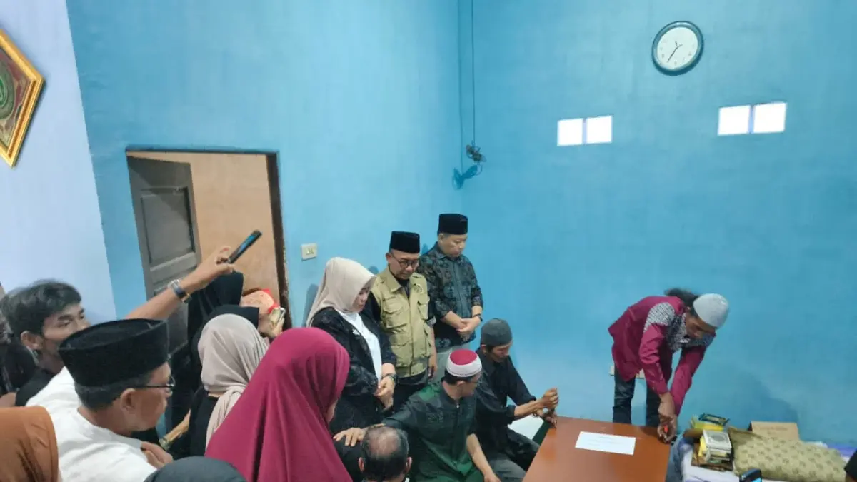 JENAZAH: Petugas Panitia Penyelenggara Ibadah Haji Daerah (PPIHD) Kalimantan Barat menyerahkan jenazah jemaah haji asal Kota Pontianak, Sudarsono bin Sasoeinarso, kepada keluarga di kediamannya, Minggu (7/6).  /MARSITA/PONTIANAK POST