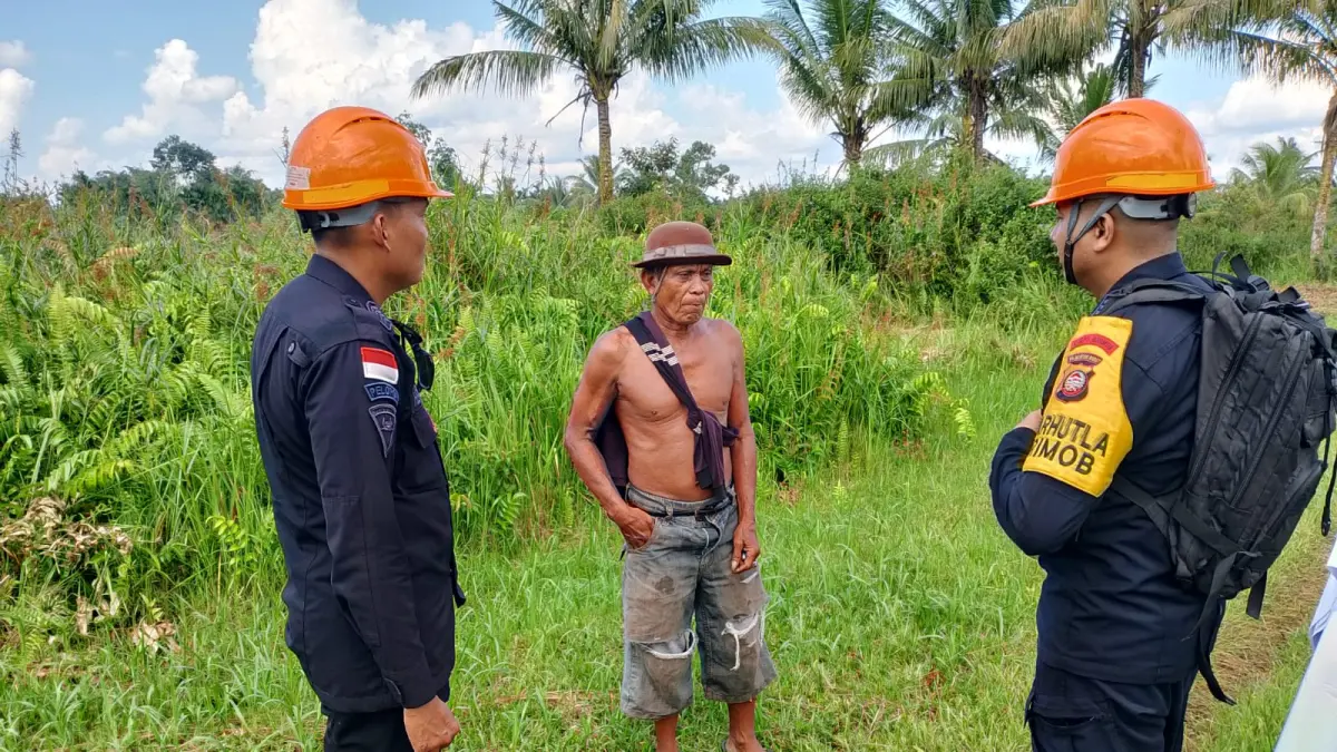 Tim Siaga Karhutla Batalyon A Pelopor Satbrimob Polda Kalbar memberikan edukasi kepada petani terkait bahaya pembakaran lahan saat musim kemarau. Kegiatan dilakukan di wilayah rawan karhutla di Kabupaten Kubu Raya sebagai langkah pencegahan munculnya titik api. (Istimewa)