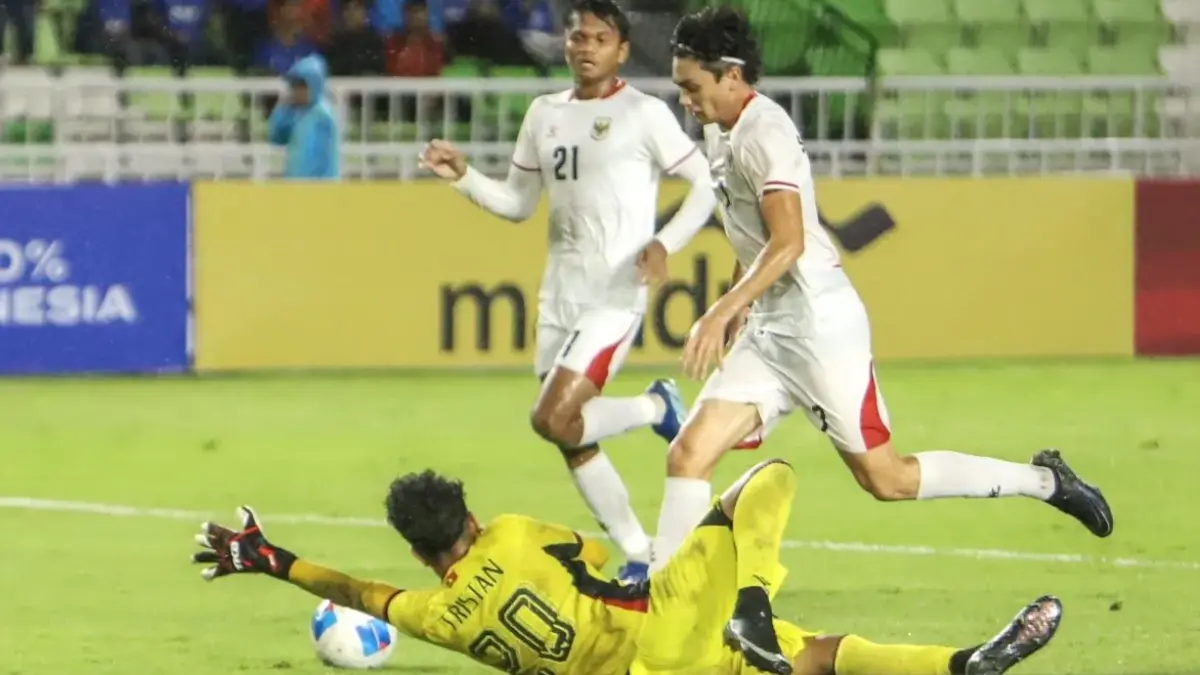 Pesepak bola Timnas Indonesia U-19 Reno Salampessy mencoba melewati kiper Timnas Timor Leste U-19 pada pertandingan Piala AFF U-19 2026, Kamis (4/6/2026). Timnas U-19 Indonesia menang 3-0 atas Timor Leste. (ANTARA FOTO/Yudi Manar)