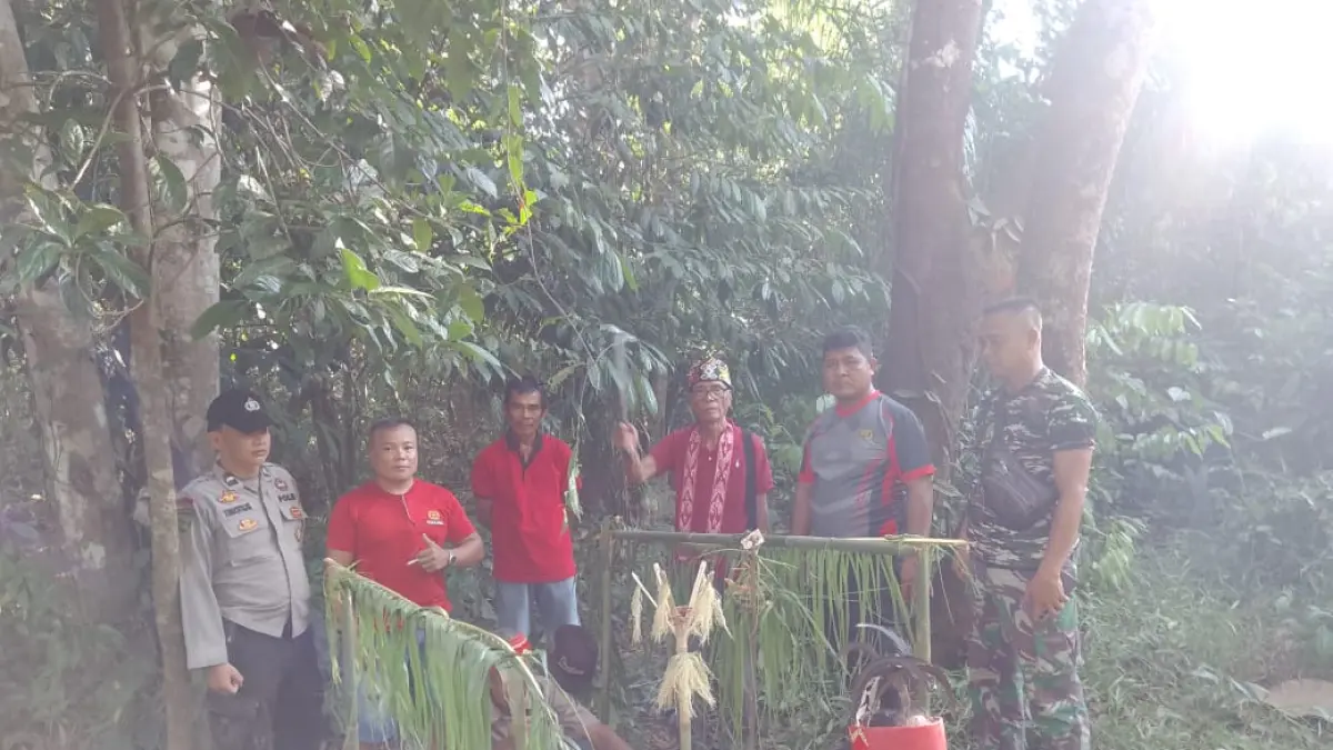 RITUAL ADAT: Tokoh adat memimpin prosesi nyangahatn sebagai penanda dimulainya Balala Pantang Nagari di Kabupaten Landak, Sabtu (6/6/2026). Ritual turun-temurun ini menjadi simbol penghormatan masyarakat terhadap adat dan warisan leluhur.