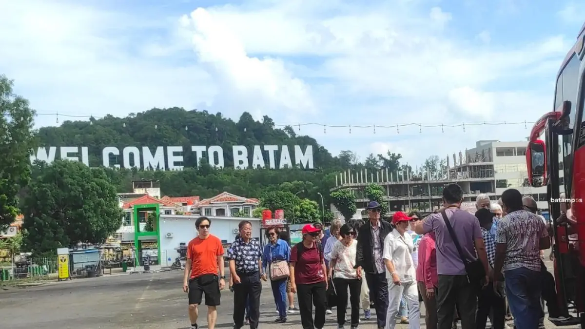 Sejumlah wisatawan mengunjungi kawasan Batamcenter untuk berfoto dengan landmark Welcome To Batam, Kamis (4/6). F.Cecep Mulyana/Batam Pos