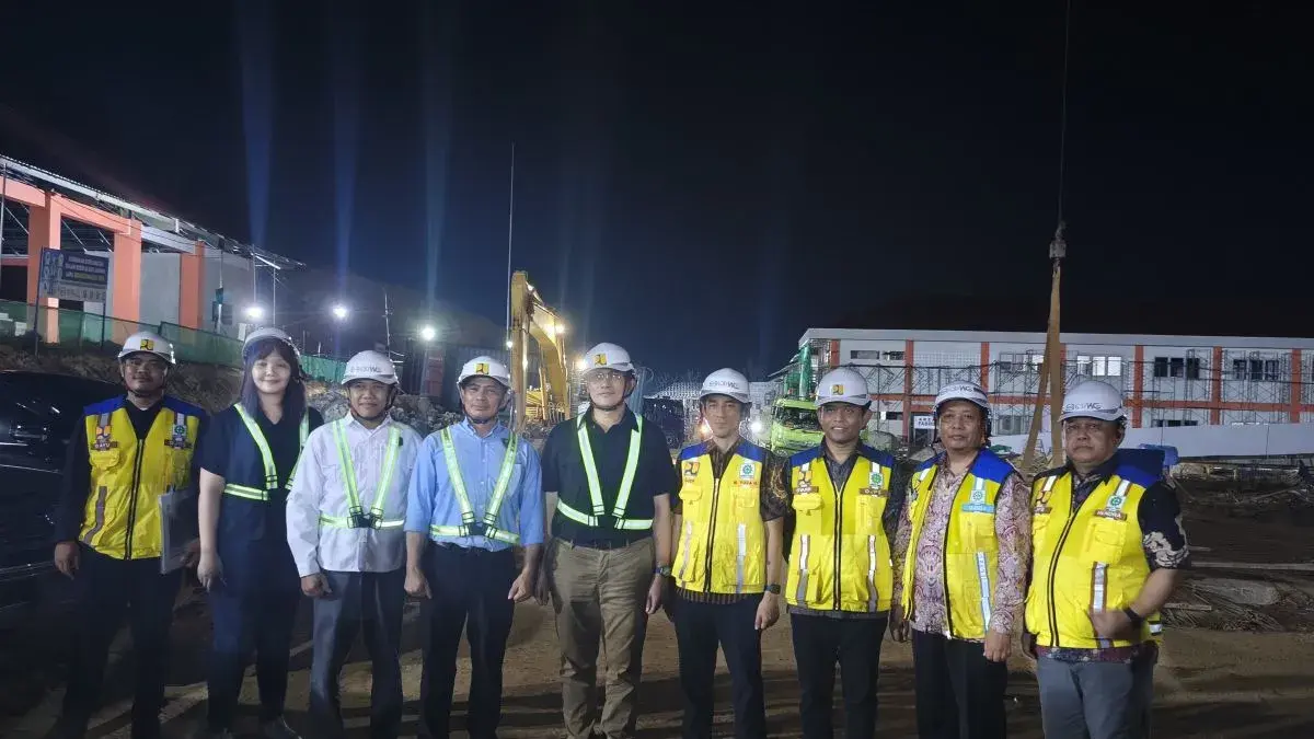 Staf Khusus Menteri Koordinator Bidang Infrastruktur dan Pembangunan Kewilayahan Herzaky Mahendra Putra saat meninjau pembangunan sekolah rakyat di Singkawang. (ANTARA)
