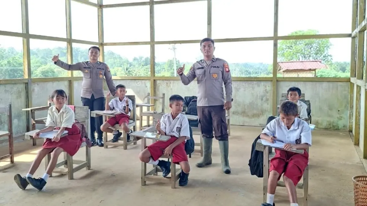 Suasana belajar siswa SD Bina Setia Labos di ruang kelas sederhana yang memanfaatkan bangunan bekas perusahaan karet di kawasan Labos, Desa Nyiin, Kecamatan Jelimpo. Keterbatasan fasilitas tak menyurutkan semangat anak-anak pedalaman untuk terus bersekolah. (Istimewa)