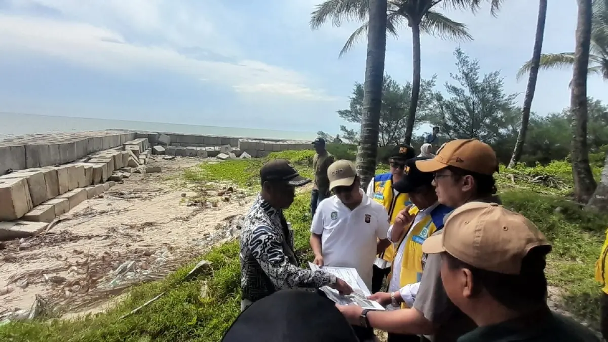 TINJAU ABRASI: Staf Khusus Menko Infrastruktur dan Pembangunan Kewilayahan, Herzaky Mahendra Putra, bersama Bupati Sambas H Satono dan perwakilan Kementerian PUPR meninjau kawasan abrasi Pantai Arung Parak, Kecamatan Tangaran, Kabupaten Sambas.