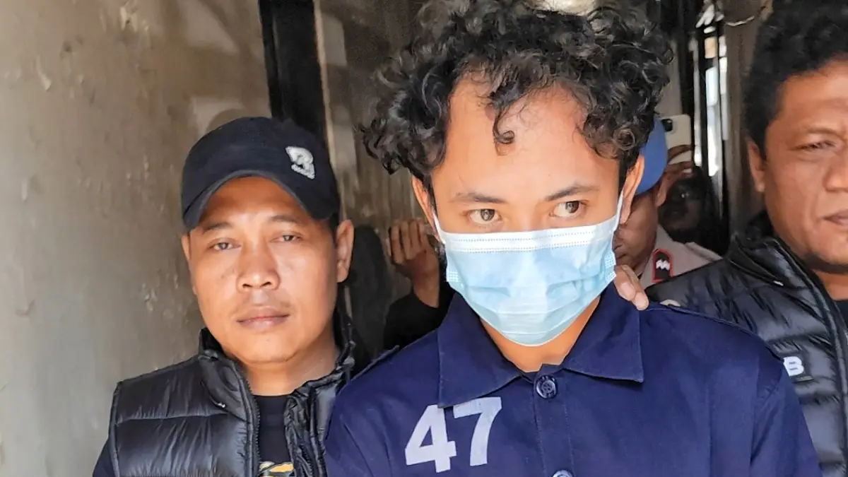 GADAIKAN MOTOR TEMAN: Ibra Maulana Ibrohim diduga menggadaikan puluhan sepeda motor milik rekan-rekannya sesama mahasiswa, termasuk kendaraan milik kekasihnya. Kasus tersebut kini ditangani Polsek Ngaliyan dan masih dalam pengembangan. (M HARIYANTO/RADAR SEMARANG/JAWA POS)