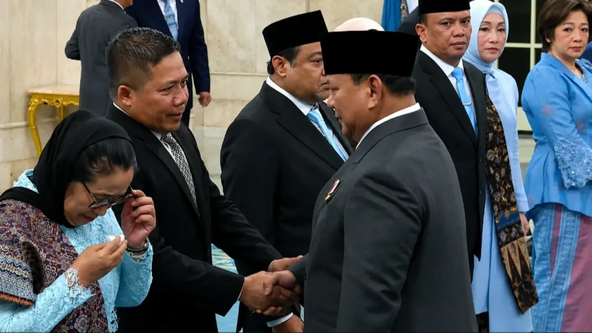 MENANGIS: Kepala Badan Gizi Nasional (BGN) Nanik S. Deyang menyeka air mata usai menerima ucapan selamat dari Presiden Prabowo Subianto setelah pelantikan di Istana Negara, Jakarta, Senin (8/6/2026). Nanik dipercaya memimpin BGN di tengah upaya pembenahan lembaga menyusul kasus dugaan korupsi Program Makan Bergizi Gratis (MBG). Sumber: Tangkapan layar siaran langsung Sekretariat Presiden.