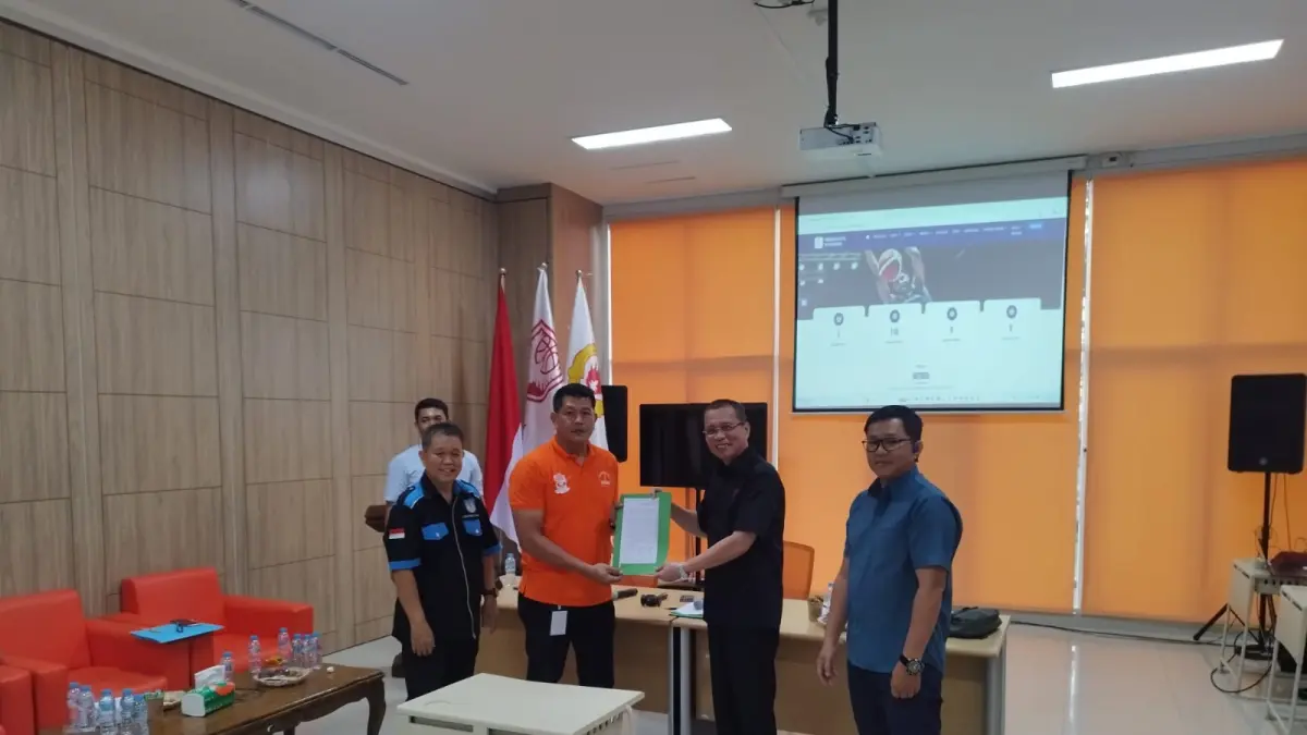 MUSLUB : Ketua Umum Perbasi Kota Pontianak masa bakti 2026-2030, Ari Eka Prasetya Hardana, bersama Ketua Pengprov Perbasi Kalbar, Garuda Wiko, usai Musyawarah Luar Biasa (Muslub) Perbasi Kota Pontianak di Gedung Konferensi Untan, Minggu (7/6). (IDIL AKBAR AQSARI/PONTIANAK POST)