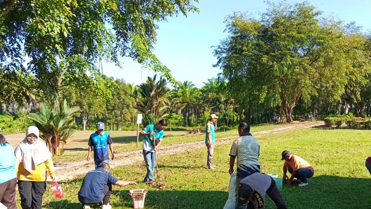 AKSI BERSIH : Kegiatan aksi bersih lingkungan dalam memperingati Hari Lingkungan Hidup Sedunia Tahun 2026 digelar oleh&nbsp; PTPN IV Regional V, Sabtu (6/6). PTPN For Pontianak Post