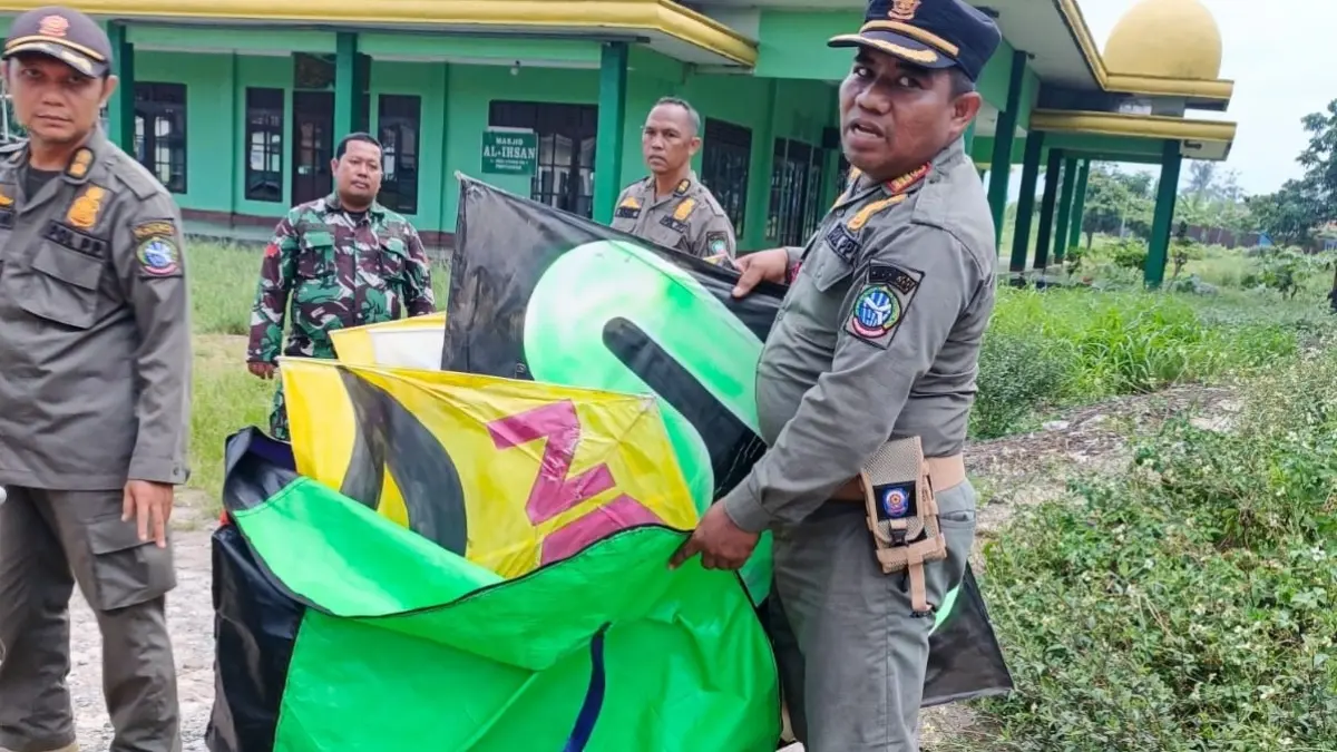 Anggota Satpol PP Kota Pontianak mengamankan layangan dan perlengkapannya di wilayah Pontianak Utara. (ISTIMEWA)