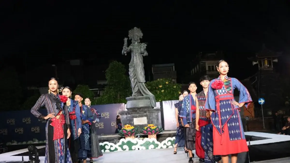 Belasan desainer Bali menunjukkan karya mereka saat pelaksanaan Denpasar Street Festival di Pedestrian Pura Melanting Kawasan Pasar Badung, Denpal Bali. (ANTARA/HO-Humas Pemkot Denpasar)