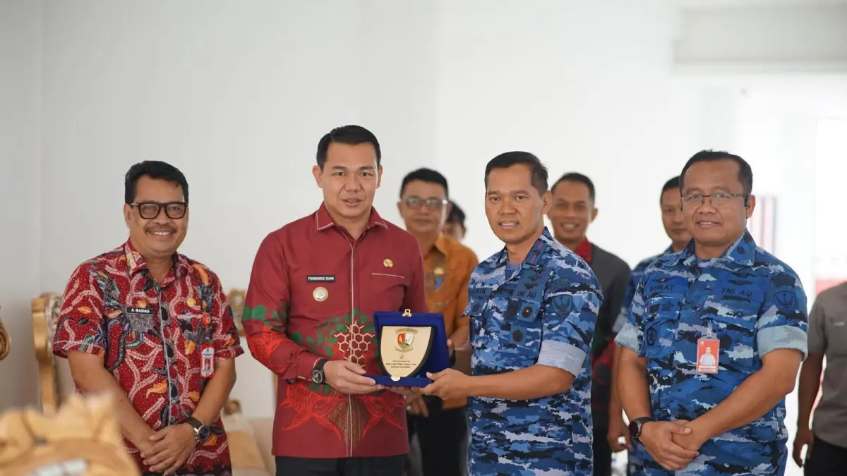 Bupati Kapuas Hulu saat menerima kunjungan Komandan Pangkalan TNI Angkatan Udara (Lanud) Supadio beserta rombongan di Gedung Pelayanan Satu Atap (Satap) baru-baru ini.  