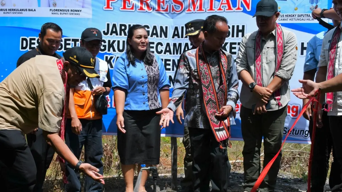 Bupati Sintang, Gregorius Herkulanus Bala meresmikan jaringan air bersih yang dibangun di Desa Setungkup, Kecamatan Ketungau Hilir.