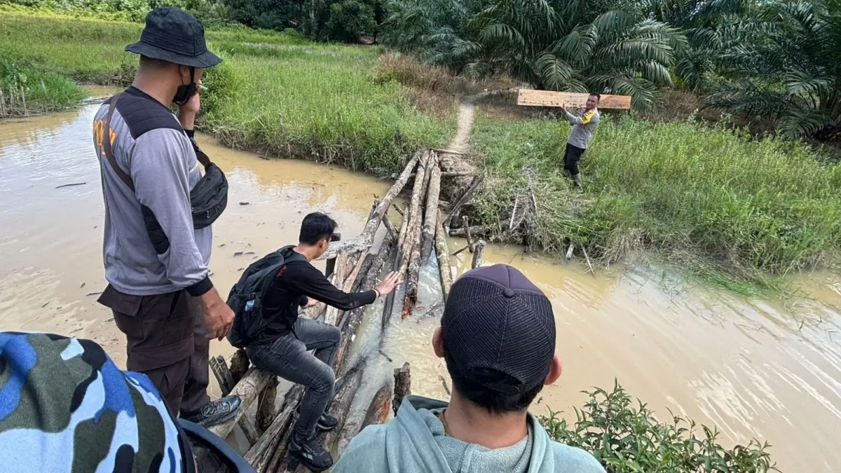 Jajaran Polres Sanggau menyisir lokasi yang diduga menjadi titik penambangan emas ilegal di aliran Sungai Sekayu, Desa Janjang, Tayan Hulu. (HUMAS POLRES)