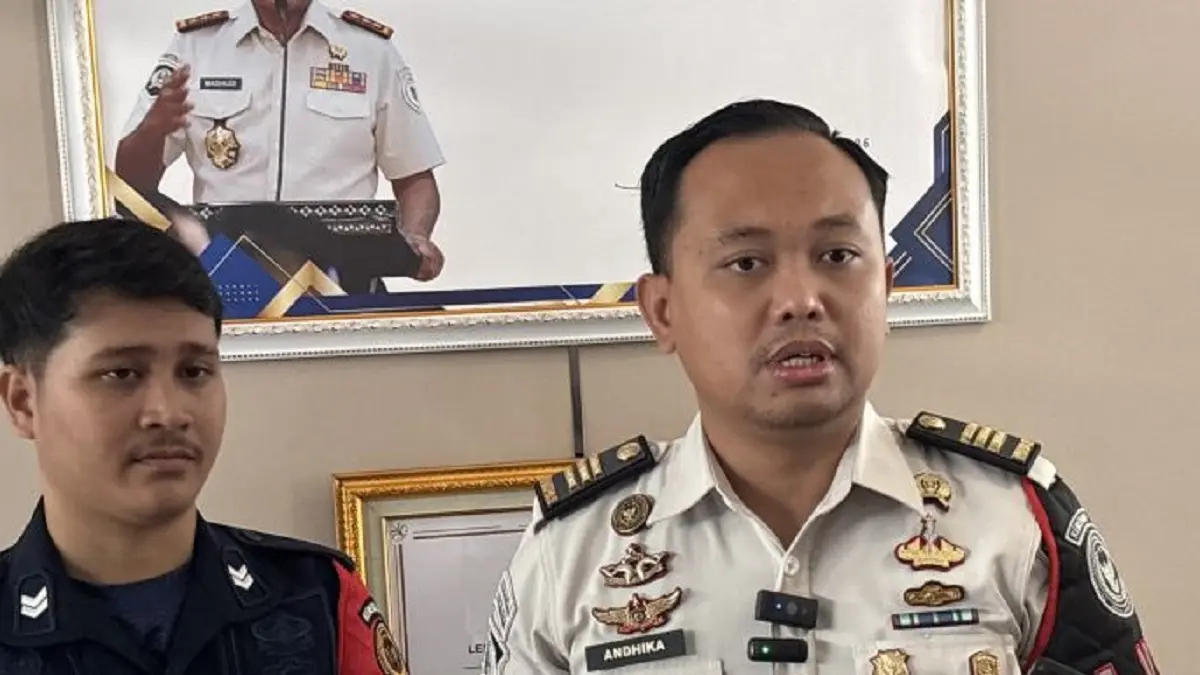 Kepala Kesatuan Pengamanan Lembaga Pemasyarakatan (KPLP) Kelas IIA Banceuy Andhika Saputra memberikan keterangan kepada wartawan di Kota Bandung, Jawa Barat, Senin (8/6). (ANTARA/Rubby Jovan)