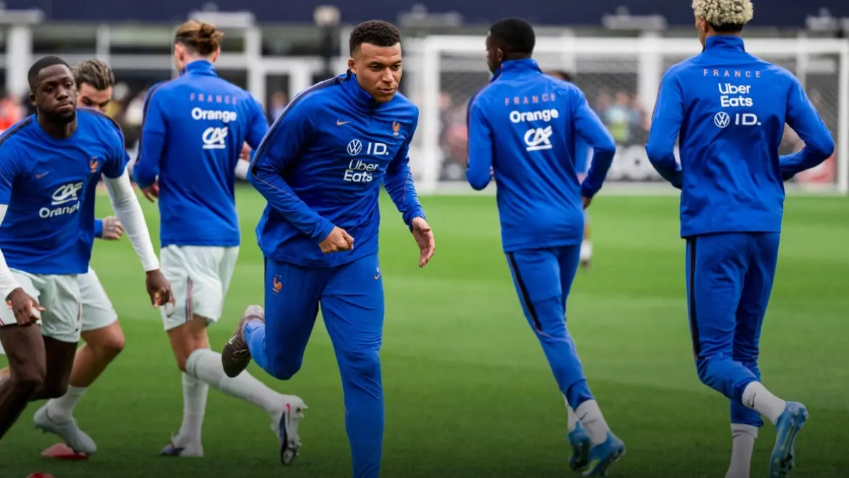  Kylian Mbappe memimpin latihan Timnas Prancis. Di tengah persiapan tim, muncul kritik mengenai pola permainan Les Bleus yang dianggap terlalu "Mbappe-sentris" dan berpotensi menghambat keseimbangan skuad. (WWW.FFF.FR)