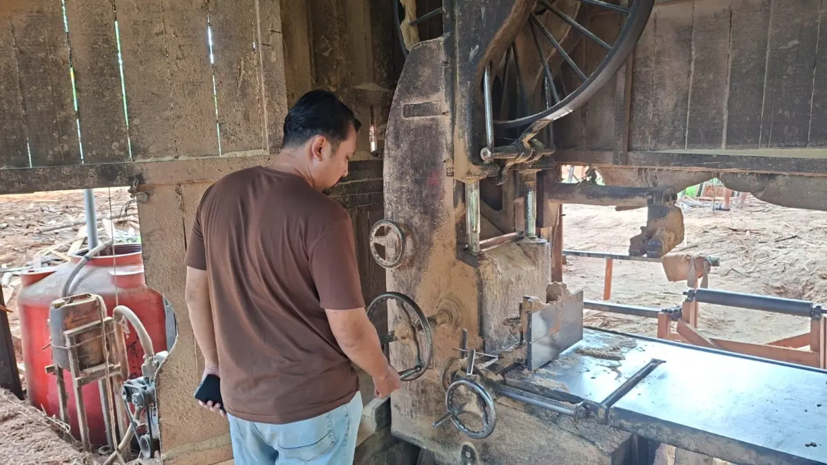 PATROLI SAWMILL: Tim Jatanras Satreskrim Polres Kubu Raya bersama personel Polsek Sungai Ambawang melakukan pemeriksaan di sebuah lokasi pengolahan kayu (sawmill) di Dusun Pancaroba, Desa Pancaroba, Kecamatan Sungai Ambawang. Dalam pengecekan tersebut, petugas tidak menemukan aktivitas pengolahan kayu dan masih mendalami legalitas bahan baku yang digunakan. HUMAS POLRES KUBU RAYA FOR PONTIANAK POST