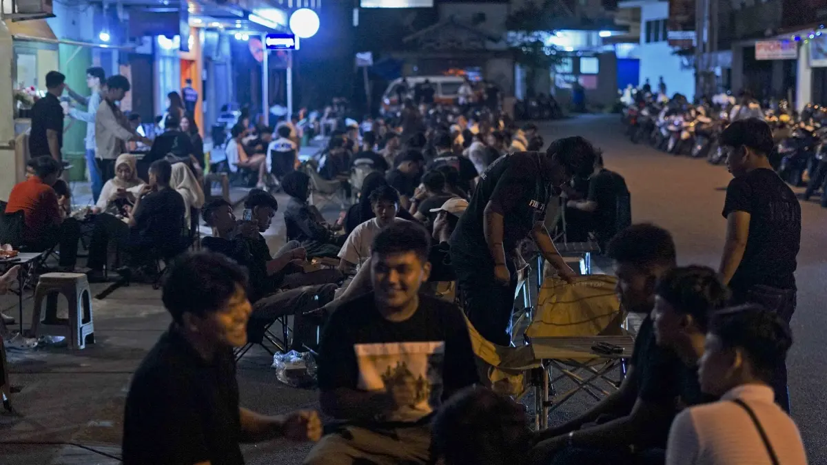 Para anak muda menikmati kopi street di sekitar Jalan Nusa Indah pada malam hari.  (HAYADI/PONTIANAK POST)