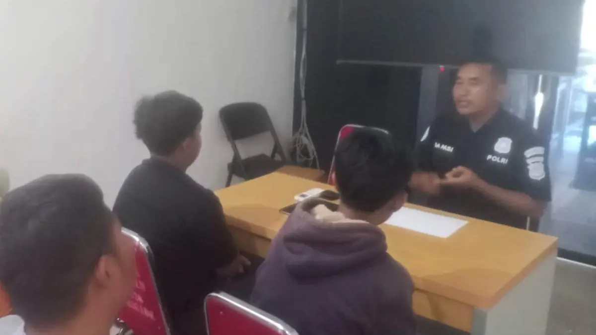 Personel Polres Melawi memberikan pembinaan kepada pelaku penyebar hoaks teror pocong di wilayah tersebut. (ISTIMEWA)