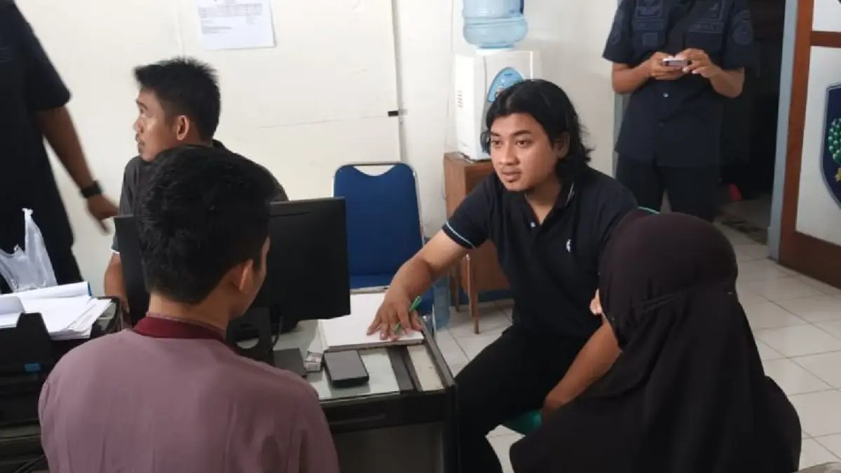 Petugas menangkap seorang perempuan yang diduga berupaya menyelundupkan narkoba di Rutan Kelas IIB Kabupaten Poso, Jumat (5/6/). (ANTARA/HO-Humas Polres Poso)