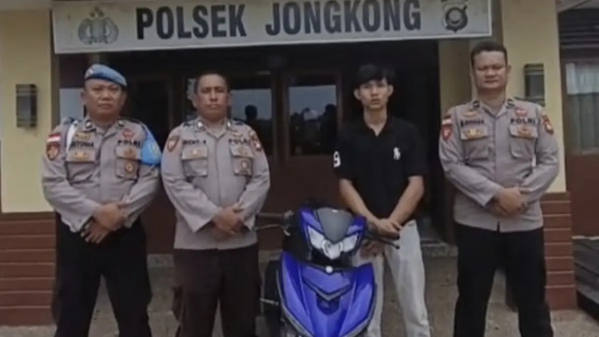 Seorang pemuda berinisial FDR (19) beserta satu unit sepeda motor Yamaha Jupiter MX King yang diduga merupakan hasil tindak pidana pencurian kendaraan bermotor (curanmor) asal Kabupaten Landak diamankan polisi.  