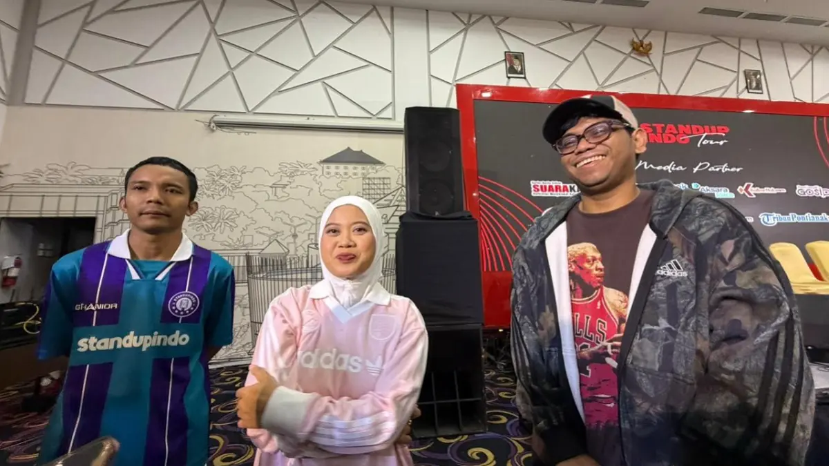 Tiga komika Rizky Prasetya (kiri), Musdalifah Basri (tengah), dan Akim Bagil (kanan) memberikan keterangan kepada awak media usai tampil pada Standupindo Tour 2026, Sabtu (6/6). (IDIL AQSA AKBARY/PONTIANAK POST)