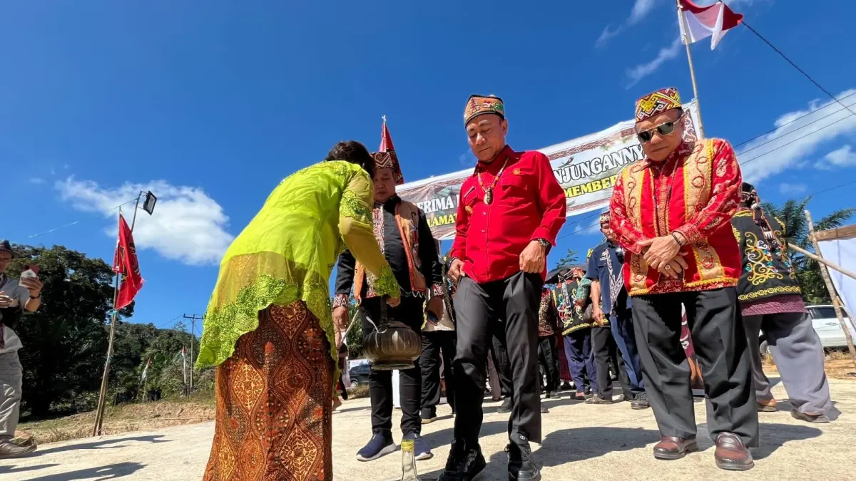Wakil Gubernur Kalimantan Barat, Krisantus Kurniawan meresmikan Rumah Adat Roming Ompuk Domauk Panu di Desa Embala, Kecamatan Parindu, Kabupaten Sanggau, Sabtu (6/6/2026). (Adpim Pemprov Kalbar)