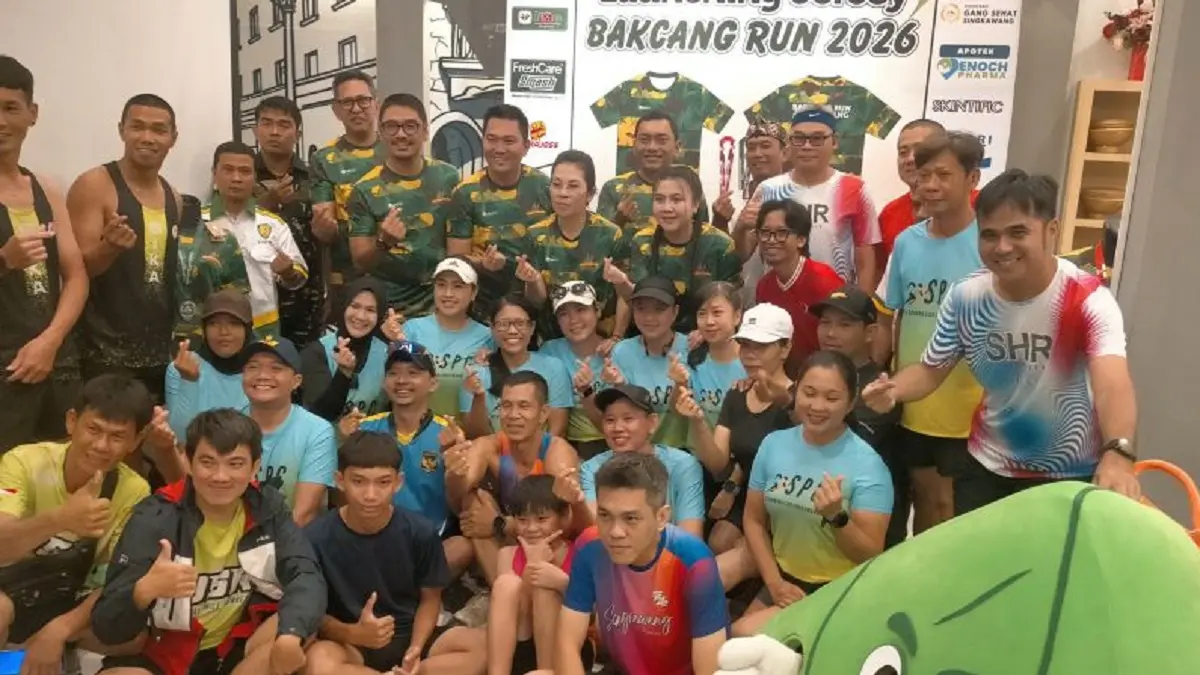 Wali Kota Singkawang Tjhai Chui Mie (tengah) memperlihatkan jersey resmi Bakcang Run 2026 saat peluncuran di Singkawang, Senin (8/6). (ANTARA/Narwati)